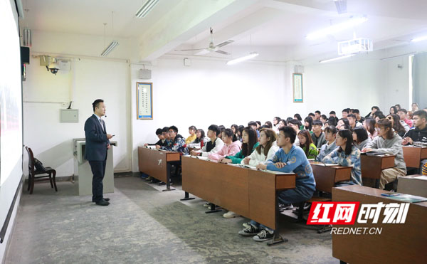 龙吟书记给新生上课_conew1.jpg 龙吟书记给新生上课_conew1.jpg