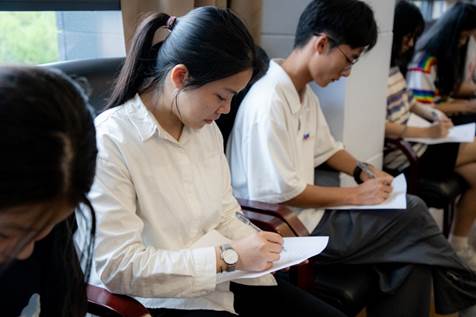 学生填写问卷2