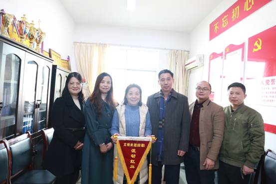 2019年12月11日周务农书记和夏红球部长与文明处室人文艺术学院合影. 2019年12月11日周务农书记和夏红球部长与文明处室人文艺术学院合影.