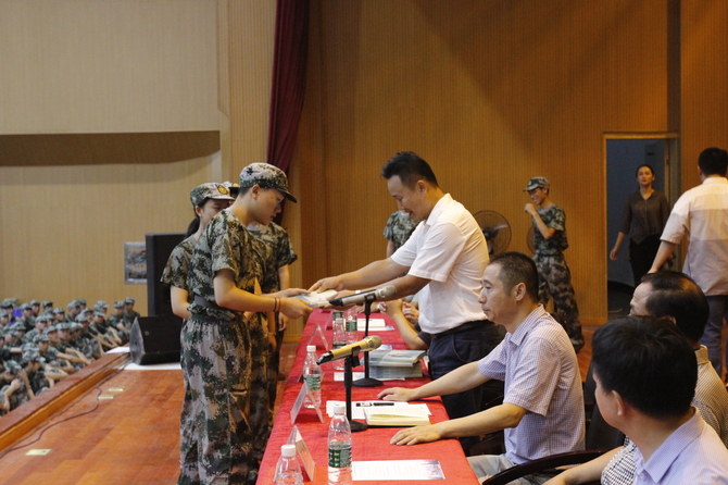 学校党委书记赠言送书 学校党委书记赠言送书