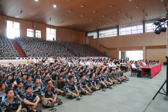 台下听众全神贯注 台下听众全神贯注