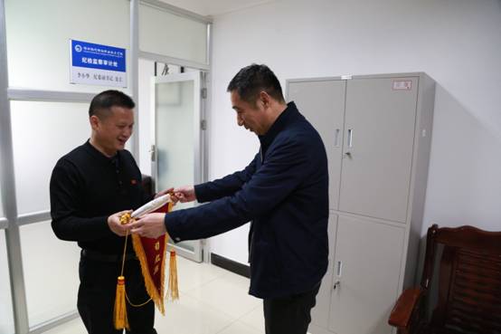 赠旗.JPG 赠旗.JPG