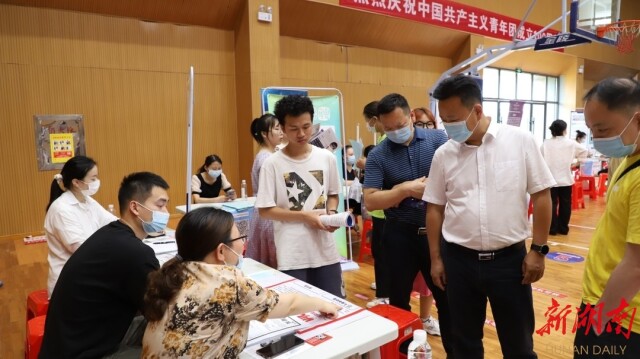 华亿在线举办毕业生校园招聘会，为“强省会”助力