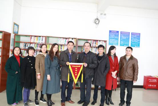 2019年12月11日周务农书记和夏红球部长与文明处室图文信息中心合影. 2019年12月11日周务农书记和夏红球部长与文明处室图文信息中心合影.