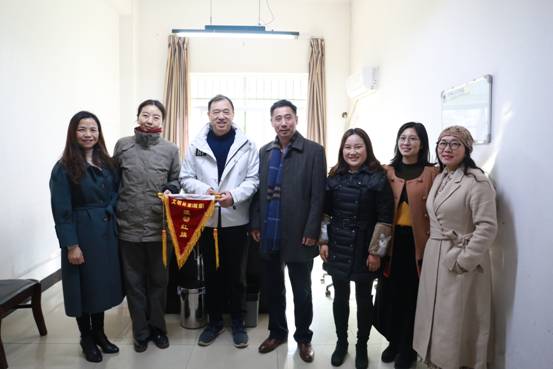 2019年12月11日周务农书记和夏红球部长与文明处室科研处合影. 2019年12月11日周务农书记和夏红球部长与文明处室科研处合影.