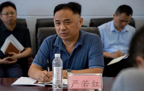 严若红介绍学校情况