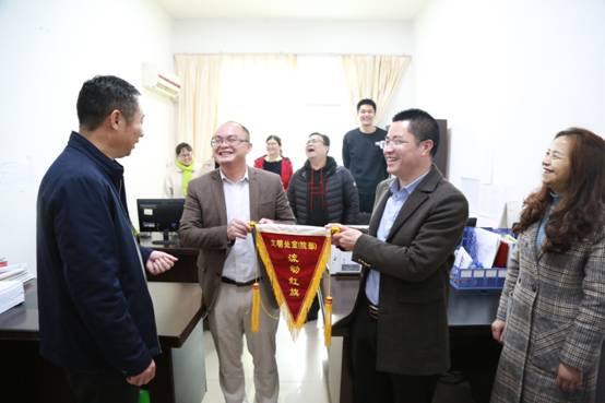 人文赠旗.JPG 人文赠旗.JPG